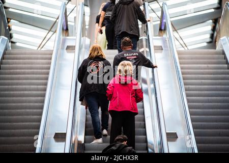 AMSTERDAM - 13/06/2022, 2022-06-13 21:16:29 AMSTERDAM - les fans du groupe The Rolling Stones reviennent chez eux après qu'ils ont entendu que le concert dans le Johan Cruijff Arena est annulé parce que le leader Mick Jagger a corona. ANP KIPPA PAUL BERGEN pays-bas - belgique sortie Banque D'Images