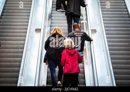 AMSTERDAM - 13/06/2022, 2022-06-13 21:16:21 AMSTERDAM - les fans du groupe The Rolling Stones reviennent chez eux après qu'ils ont entendu que le concert dans le Johan Cruijff Arena est annulé parce que le leader Mick Jagger a corona. ANP KIPPA PAUL BERGEN pays-bas - belgique sortie Banque D'Images