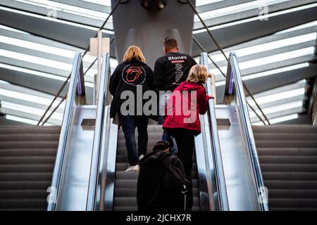 AMSTERDAM - 13/06/2022, 2022-06-13 21:16:35 AMSTERDAM - les fans du groupe The Rolling Stones reviennent chez eux après qu'ils ont entendu que le concert dans le Johan Cruijff Arena est annulé parce que le leader Mick Jagger a corona. ANP KIPPA PAUL BERGEN pays-bas - belgique sortie Banque D'Images