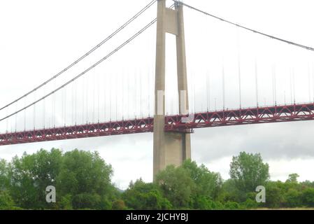 Tancarville, France. 11 juin. 2022. Célèbre pont suspendu à câbles qui traverse la Seine. Pont de Tancarville. Banque D'Images