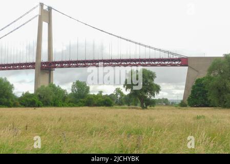 Tancarville, France. 11 juin. 2022. Célèbre pont suspendu à câbles qui traverse la Seine. Pont de Tancarville. Banque D'Images