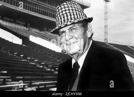 Paul William « Bear » Bryant, entraîneur de football universitaire légendaire (1913-1983), considéré par beaucoup comme le plus grand entraîneur de football universitaire de tous les temps, au stade Bryant-Denny de l'Université de l'Alabama à Tuscaloosa, Alabama. (ÉTATS-UNIS) Banque D'Images
