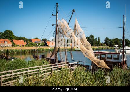 Enkhuizen, pays-Bas, juin 2022. Des bateaux de pêche traditionnels et des filets traînaient pour sécher au musée Zuiderzee à Enkhuizen. Photo de haute qualité. Sél Banque D'Images