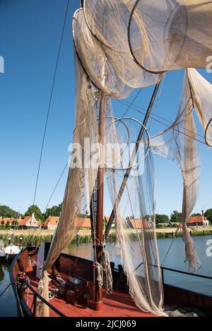 Enkhuizen, pays-Bas, juin 2022. Des bateaux de pêche traditionnels et des filets traînaient pour sécher au musée Zuiderzee à Enkhuizen. Photo de haute qualité. Sél Banque D'Images