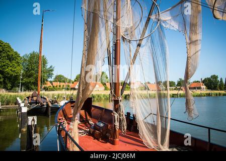 Enkhuizen, pays-Bas, juin 2022. Des bateaux de pêche traditionnels et des filets traînaient pour sécher au musée Zuiderzee à Enkhuizen. Photo de haute qualité. Sél Banque D'Images