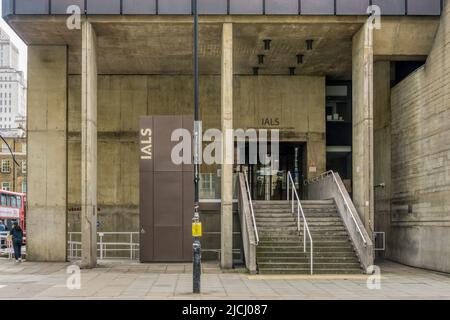 La maison Charles Clore, située au 17 Russell Square, est un bâtiment classé Grade II* de style Brutaliste de Sir Denys Lasdun. C'est la maison de l'IALS. Banque D'Images