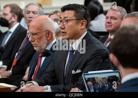 Washington, États-Unis d'Amérique. 13th juin 2022. Bay Pak, ancien procureur du district nord de Géorgie des États-Unis, répond aux questions posées par le comité spécial de la Chambre des États-Unis pour enquêter sur l'attaque de 6 janvier contre l'audience du Capitole à Washington, DC sur 13 juin 2022. Crédit: Rod Lamkey/CNP/Sipa USA crédit: SIPA USA/Alay Live News Banque D'Images