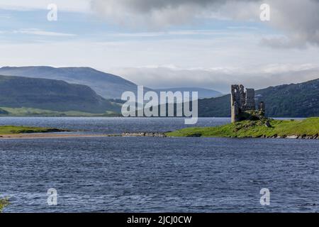 Les ruines du château d'Ardvreck dans les Highlands écossais sur les rives du Loch sanction. Sur la côte nord 500, NC500, Tourist Trail en Écosse. Banque D'Images