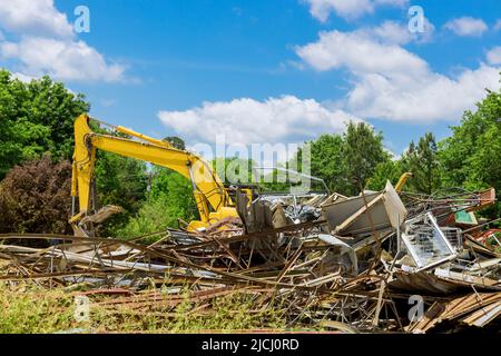 Les travaux de démolition ont ruiné la pelle hydraulique avec le bureau commercial de concasseur hydraulique Banque D'Images