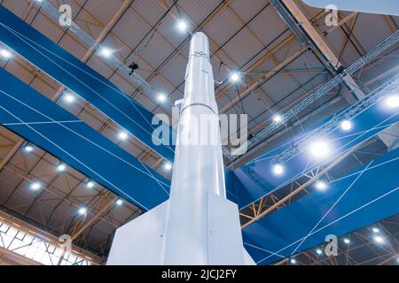 Masse air-air guidée par l'aviation. Missile de portée moyenne pour intercepter des cibles aériennes. Banque D'Images