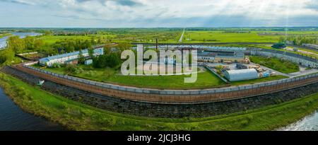 Vue aérienne de la prison de Daugavpils au bord de la rivière Daugava. Banque D'Images