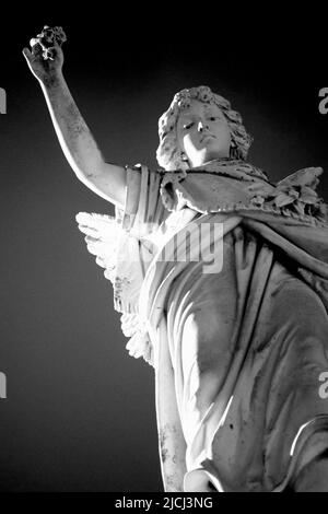 Statues de cimetière éditées en noir et blanc Banque D'Images