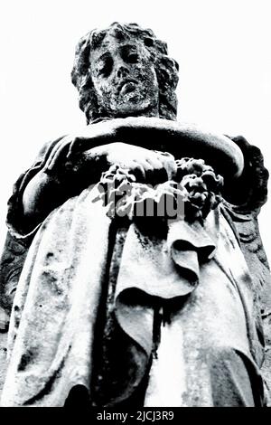 Statues de cimetière éditées en noir et blanc Banque D'Images