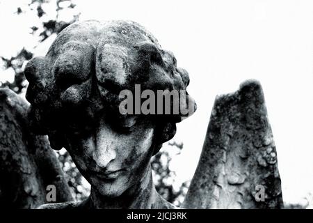 Statues de cimetière éditées en noir et blanc Banque D'Images