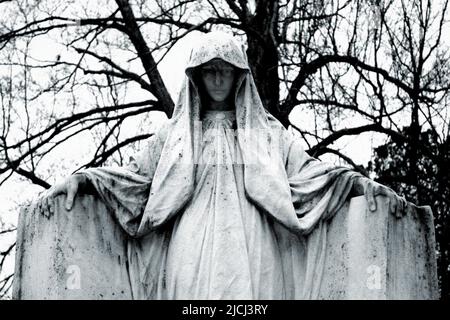 Statues de cimetière éditées en noir et blanc Banque D'Images