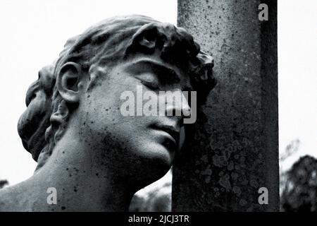 Statues de cimetière éditées en noir et blanc Banque D'Images