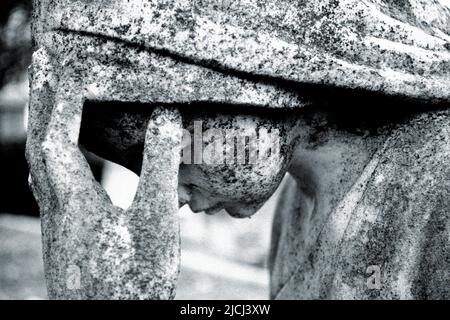 Statues de cimetière éditées en noir et blanc Banque D'Images