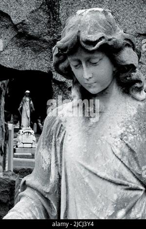 Statues de cimetière éditées en noir et blanc Banque D'Images