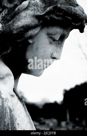 Statues de cimetière éditées en noir et blanc Banque D'Images