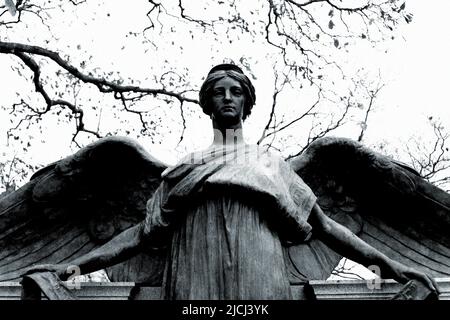 Statues de cimetière éditées en noir et blanc Banque D'Images