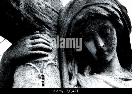 Statues de cimetière éditées en noir et blanc Banque D'Images