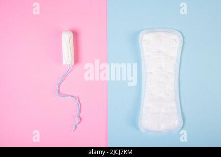 Tampon sanitaire et tampon sur fond coloré. Produits d'hygiène féminine. Règles et santé des femmes concept. Banque D'Images