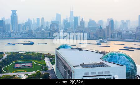 Shanghai, Chine - 8 avril 2014 : vue panoramique sur la ville de Shanghai avec le front de mer de Bund et le fleuve Huangpu Banque D'Images