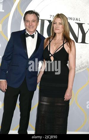 Derek McLane et Lia Vollack assistent aux Tony Awards 75th annuels sur 12 juin 2022 au radio City Music Hall de New York, New York, États-Unis. Robin Platzer/ Twin Images/ Credit: SIPA USA/Alamy Live News Banque D'Images