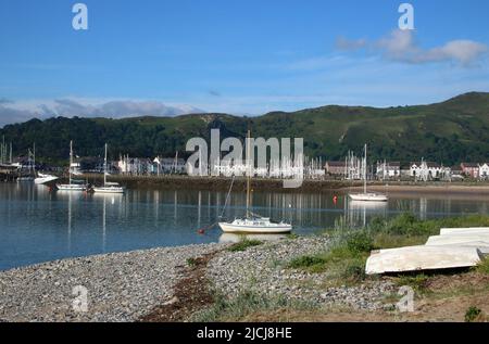 Vue depuis la rive de la rivière Conwy à Deganwy, dans le nord du pays de Galles, en regardant de l'autre côté de la rivière vers Conwy Marina et une partie de Conwy Mountain en juin 2022. Banque D'Images