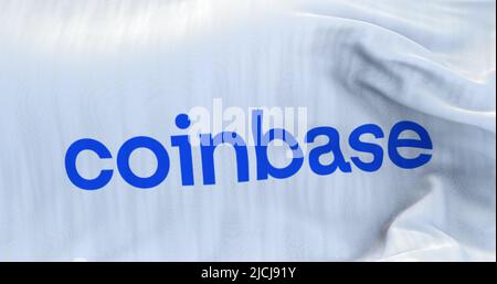 New York, Etats-Unis, juin 2022 : drapeau blanc avec logo Coinbase. Coinbase est une société américaine qui exploite une plate-forme d'échange de crypto-monnaies Banque D'Images