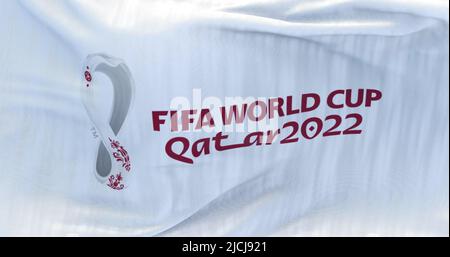 Doha, Qatar, octobre 2021 : drapeau avec le logo de la coupe du monde de la Fifa 2022 qui flotte dans le vent. L'événement est prévu au Qatar du 21 novembre au 18 décembre Banque D'Images