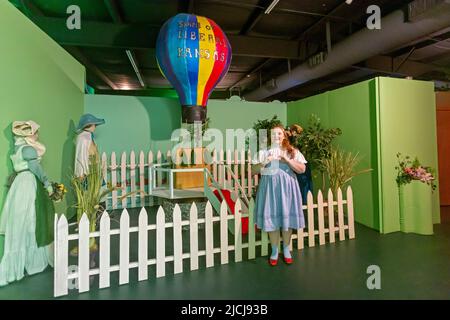 Libéral, Kansas - la maison de Dorothy et le pays d'Oz, une attraction touristique inspirée du film de 1939, le magicien d'Oz. Un guide dans son coût Dorothy Banque D'Images