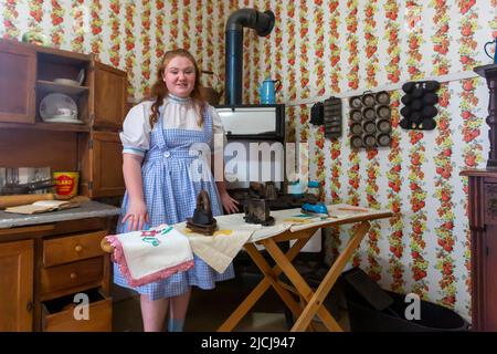 Libéral, Kansas - la maison de Dorothy et le pays d'Oz, une attraction touristique inspirée du film de 1939, le magicien d'Oz. Un guide, portant un Dorothy Banque D'Images