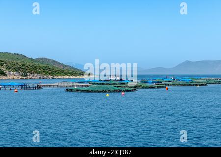 Fermes piscicoles dans la mer Ionienne au large de la côte de la Grèce continentale. Banque D'Images