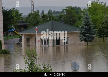 Ankara, Turquie. 13th juin 2022. Une zone inondée est visible après de fortes pluies dans le district d'Akyurt, Ankara, Turquie, sur 13 juin 2022. Crédit: Mustafa Kaya/Xinhua/Alamy Live News Banque D'Images