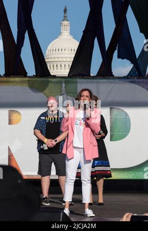 Washington, DC. 12th juin 2022. Le vice-président des États-Unis, Kamala Harris, s'exprime lorsqu'elle participe au festival annuel Capital Pride sur Pennsylvania Avenue sur 12 juin 2022 à Washington, DC. Credit: Oliver Contreras/Pool via CNP/dpa/Alay Live News Banque D'Images