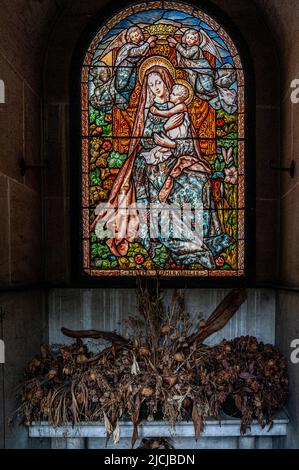 Vue intérieure d'une chapelle funéraire dans le cimetière de Montmartre. Paris France. 05/2009 Banque D'Images