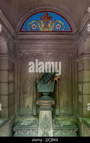 Intérieur d'une crypte funéraire parisienne. Cimetière Montparnasse. Paris, France. 04/2009 Banque D'Images