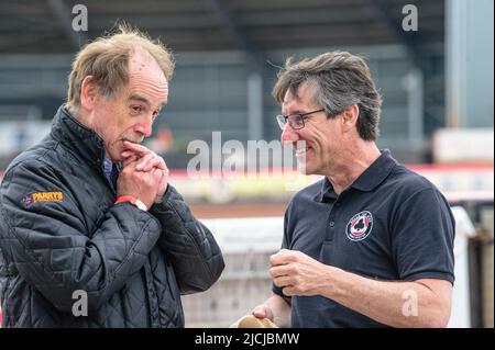 MANCHESTER, ROYAUME-UNI. 13th JUIN Chris Van Straaten (à gauche), promoteur du circuit de Wolverhampton, discute avec Mark Lemon, directeur de l'équipe de Belle vue ATPI Aces, lors du match SGB Premiership entre Belle vue Aces et Wolverhampton Wolves au National Speedway Stadium de Manchester, le lundi 13th juin 2022. (Credit: Ian Charles | MI News) Credit: MI News & Sport /Alay Live News Banque D'Images