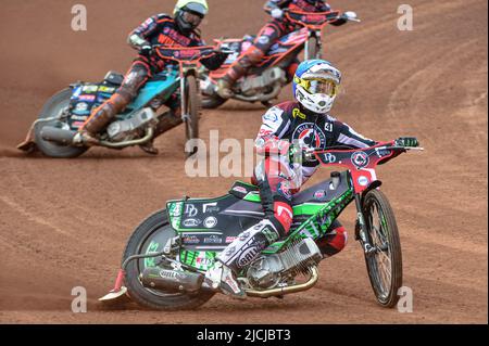 MANCHESTER, ROYAUME-UNI. 13th JUIN Charles Wright (Bleu) dirige Luke Becker (blanc) et Ryan Douglas (jaune) lors du match de la première SGB entre Belle vue Aces et WolverhamptoWolves au National Speedway Stadium, Manchester, le lundi 13th juin 2022. (Credit: Ian Charles | MI News) Credit: MI News & Sport /Alay Live News Banque D'Images