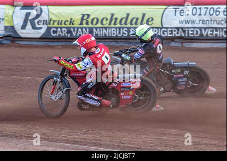 MANCHESTER, ROYAUME-UNI. 13th JUIN Max Fricke (rouge) passe Ryan Douglas (jaune) lors du match de SGB Premiership entre Belle vue Aces et Wolverhampton Wolves au National Speedway Stadium, Manchester, le lundi 13th juin 2022. (Credit: Ian Charles | MI News) Credit: MI News & Sport /Alay Live News Banque D'Images