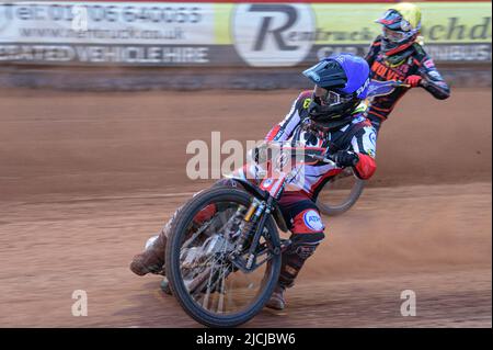 MANCHESTER, ROYAUME-UNI. 13th JUIN Tom Brennan (bleu) dirige Drew Kemp (jaune) lors du match SGB Premiership entre Belle vue Aces et Wolverhampton Wolves au National Speedway Stadium, Manchester, le lundi 13th juin 2022. (Credit: Ian Charles | MI News) Credit: MI News & Sport /Alay Live News Banque D'Images