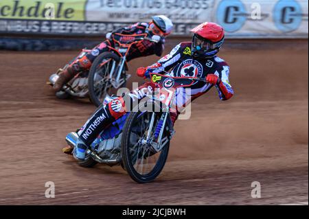 MANCHESTER, ROYAUME-UNI. 13th JUIN Matej Zagar (rouge) dirige Luke Becker (blanc) lors du match de la première SGB entre Belle vue Aces et Wolverhampton Wolves au National Speedway Stadium, Manchester, le lundi 13th juin 2022. (Credit: Ian Charles | MI News) Credit: MI News & Sport /Alay Live News Banque D'Images