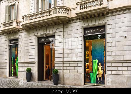 Barcelone, Espagne - 5 mai 2018 : Louis Vuitton, maison de luxe française fondée en 1854, magasin sur le Paseo de Gràcia, un quartier commerçant haut de gamme. Banque D'Images