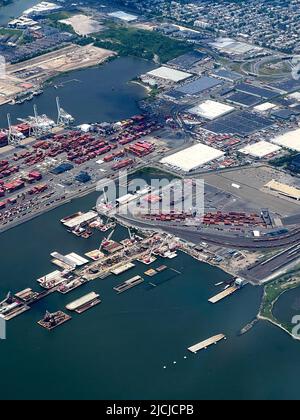 Vue aérienne du port du New Jersey, des terminaux de conteneurs de l'autorité portuaire de New York et du NJ, du port de croisière de Cape Liberty, mardi, 7 juin 2022. Photo de Jenn Banque D'Images