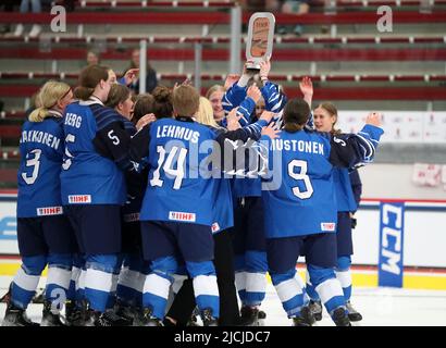 Madison, Wisconsin, États-Unis. 13th juin 2022. - Team Finland célèbre la victoire de la médaille de bronze du Championnat du monde des femmes de l'IIHF U-18 2022 contre la Suède à la LaBahn Ice Arena de Madison, Wisconsin. Ricky Bassman/Cal Sport Media/Alay Live News Banque D'Images