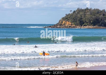 Les gens surfent au large de la côte à Manly Beach à Sydney avec Shelly Headland point, Sydney, Nouvelle-Galles du Sud, Australie Banque D'Images