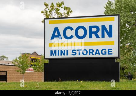 BLOOMINGTON, MN, Etats-Unis - 13 JUIN 2022 : mini-installation de stockage Acorn et logo de marque. Banque D'Images