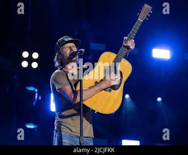 Nashville, États-Unis. 12th juin 2022. Dierks Bentley se produit au cours du 4 e jour du FESTIVAL CMA 2022 au stade Nissan sur 12 juin 2022 à Nashville, Tennessee. Photo: Amiee Stubbs/ImageSPACE/Sipa USA crédit: SIPA USA/Alay Live News Banque D'Images