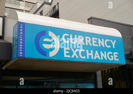 Panneau du kiosque du bureau de change international sur la rue Robson, au centre-ville de Vancouver, en Colombie-Britannique, au Canada Banque D'Images